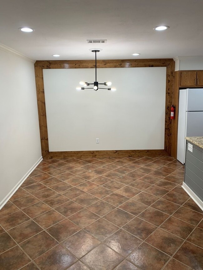 Building Photo - 2 Bedroom / 2 Bath Condo- ALL UTILITIES IN...
