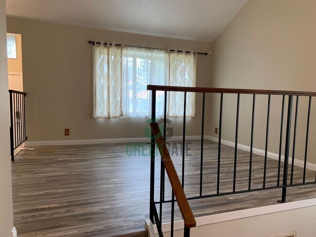 Building Photo - WELCOME HOME! 5 Bedroom, 3 FULL BATHS 2 ST...