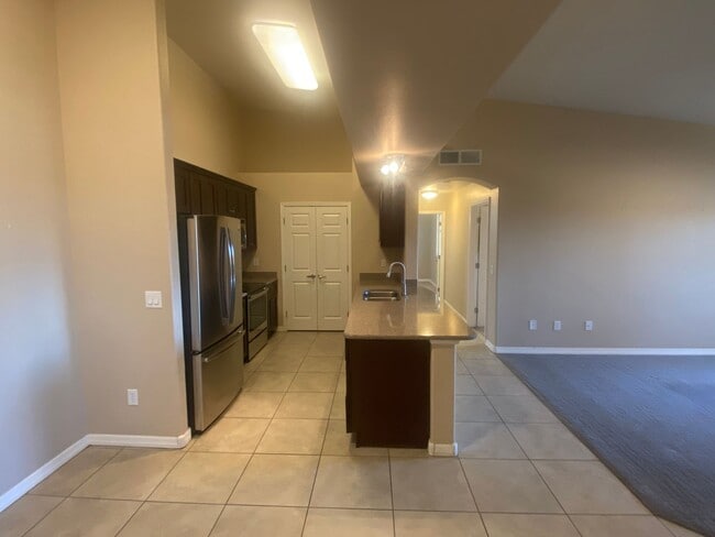 Foto del edificio - Spacious and Updated 3 Bed/2 Bath Condo w/Garage - Mesa