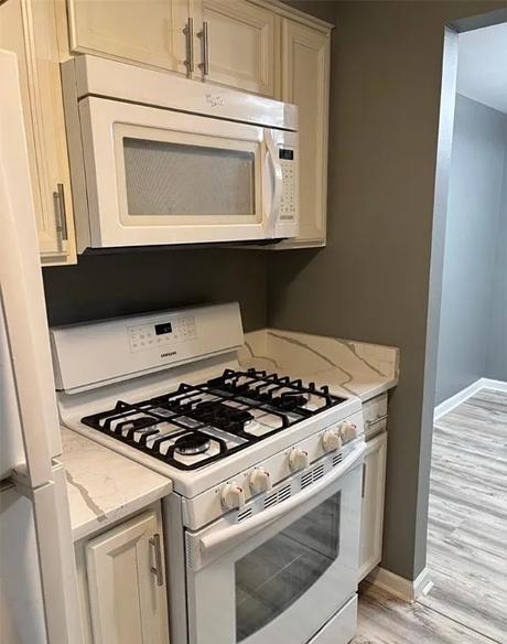 Foto del edificio - 120 Charter Oaks Dr