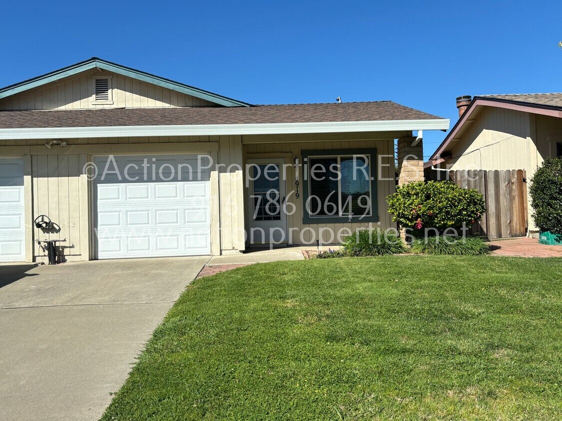 Primary Photo - Duplex Great Location, Close to Shopping, ...