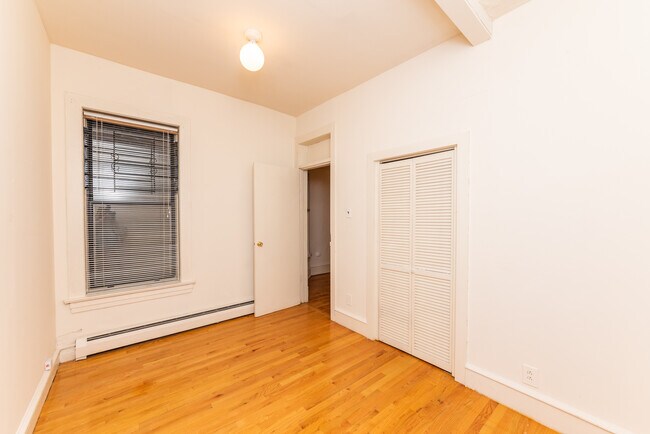 Building Photo - 838 W Cornelia Ave