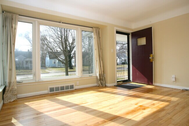 Building Photo - 233 De Villen Ave