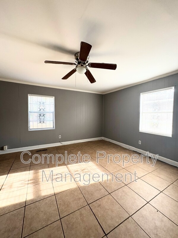 Foto del edificio - 2023 Hollins Dr