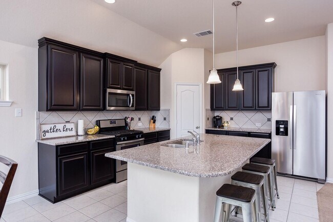Foto del edificio - Stunning 4-Bedroom Home in Lago Mar with C...