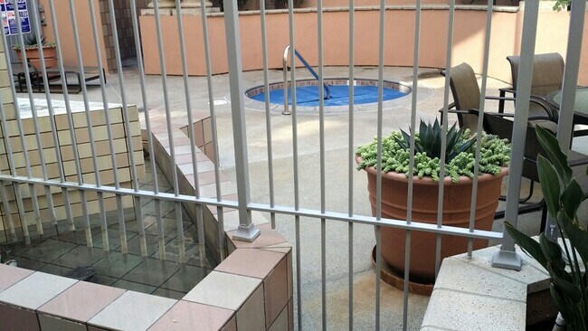 Foto del edificio - $2595. Marina District upgraded 1bd 1ba with balcony 735 sq ft