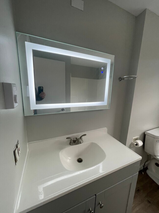 Upstairs bathroom - 9 Knox Ct