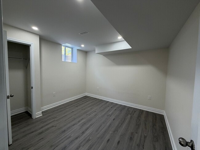 Building Photo - 1106 Little Cres