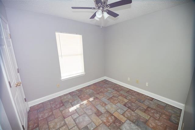 Building Photo - 122 Village Dr