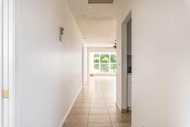 Foto del edificio - 1835 NW 18th St