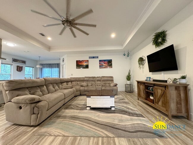 Building Photo - Custom Features in this Centrally Located ...