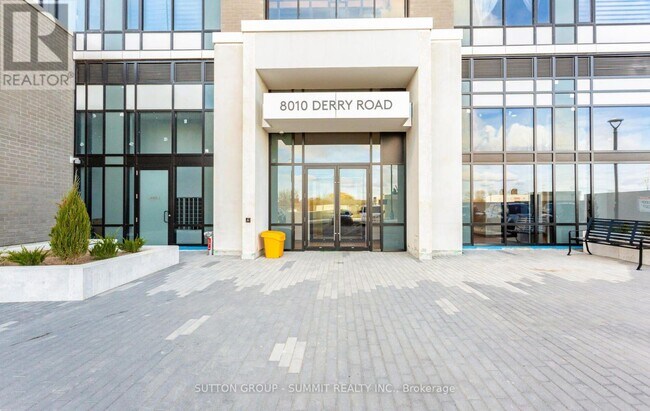 Photo du bâtiment - 8010 Derry Rd W