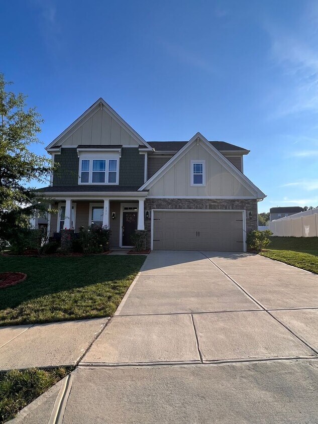 Foto principal - Lake Front Community 4 bed, 3 bath