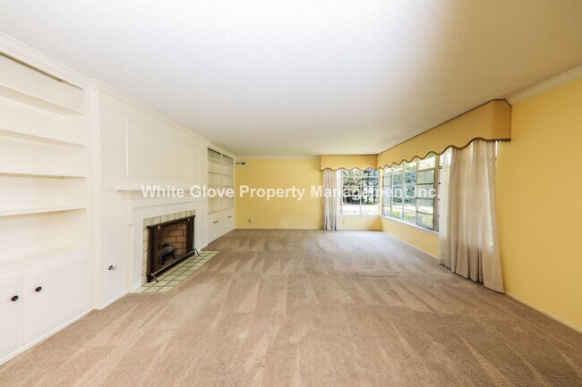 Building Photo - 4 Bedroom Pool Home in Raymond Hills Neigh...