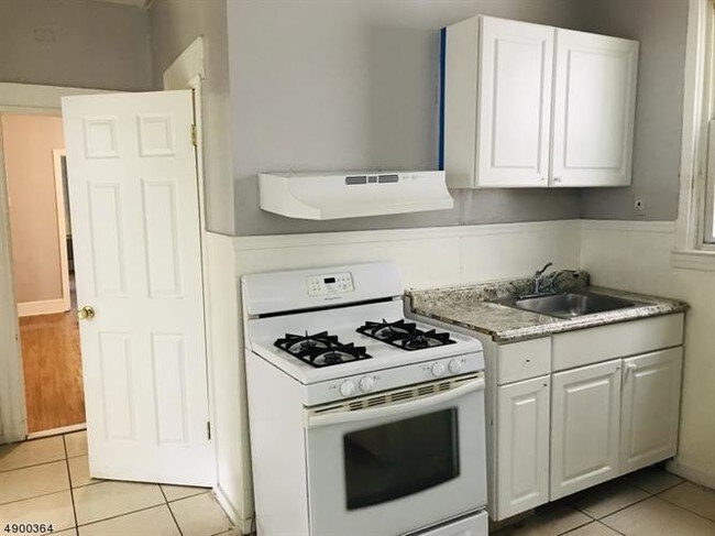 Building Photo - 160 Alexander St