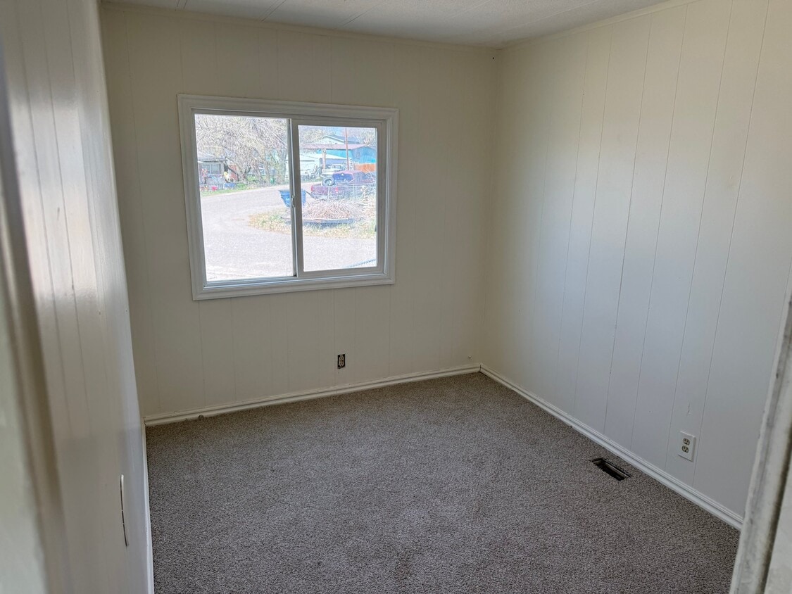 Building Photo - 1021 Railroad St