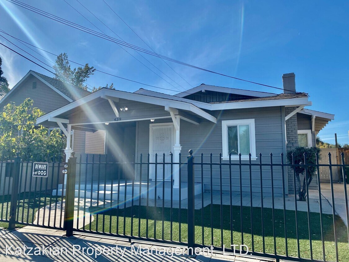 Foto principal - 3 br, 2 bath House - 439 N. Sierra Nevada