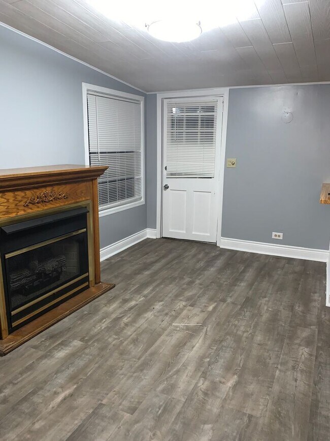 Building Photo - 2 Bedroom Ranch in Calumet City, IL $1300