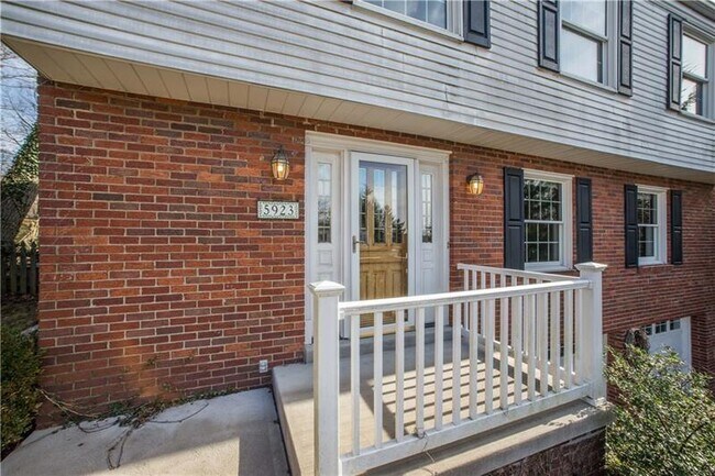 Foto del edificio - 5923 Barnes Ave