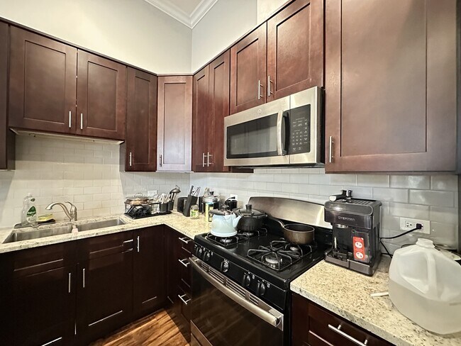 Foto del edificio - 3336 W Irving Park Rd