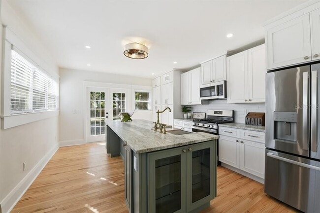 Building Photo - 1004 W Charter St