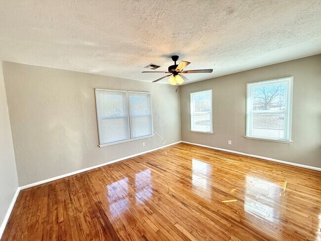 Foto del edificio - 329 W Main St