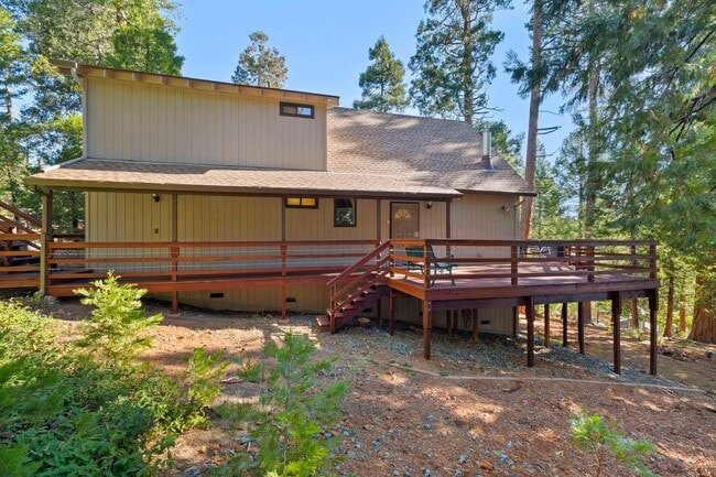 Building Photo - Fully Furnished 3 Bedroom Retreat in the Pines – Flexible 3–12 Month Lease
