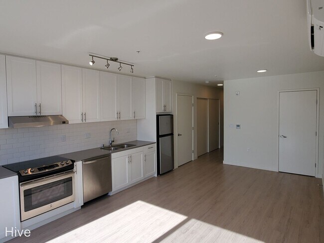 Building Photo - 9126 Roosevelt Way NE