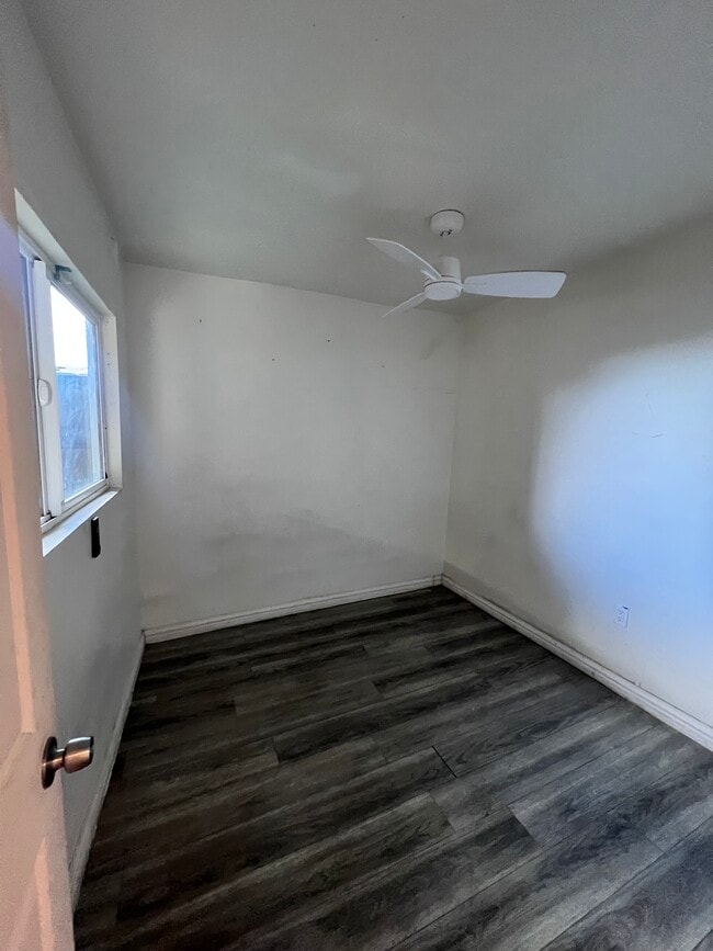 Building Photo - 1073 Dundas St