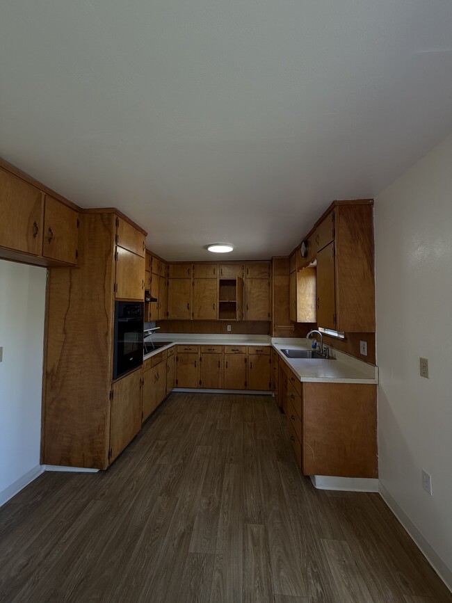 Building Photo - 913 Clover Dr