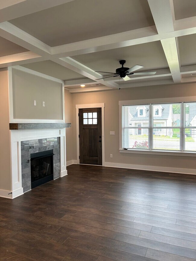 Foto del edificio - Custom 3 Bed, 2.5 Bath, 2 Car Garage Home ...