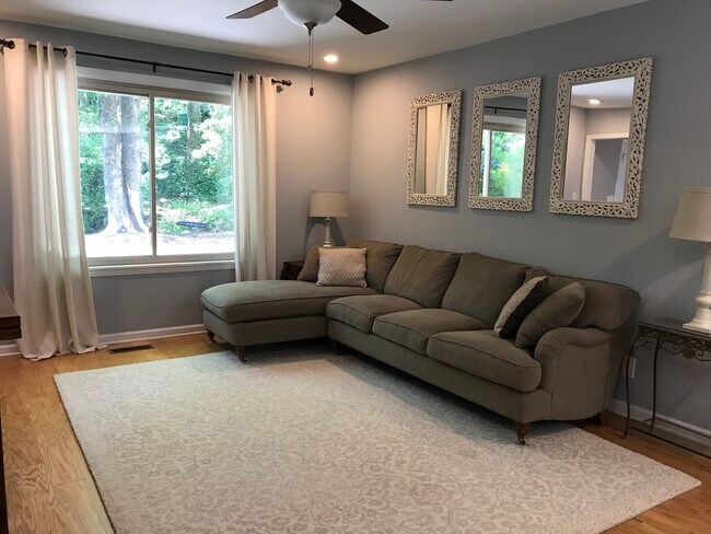 Foto del edificio - 4889 Lake Forrest Dr