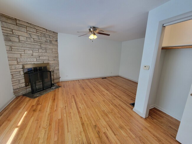 Building Photo - 1416 W Chase Ave