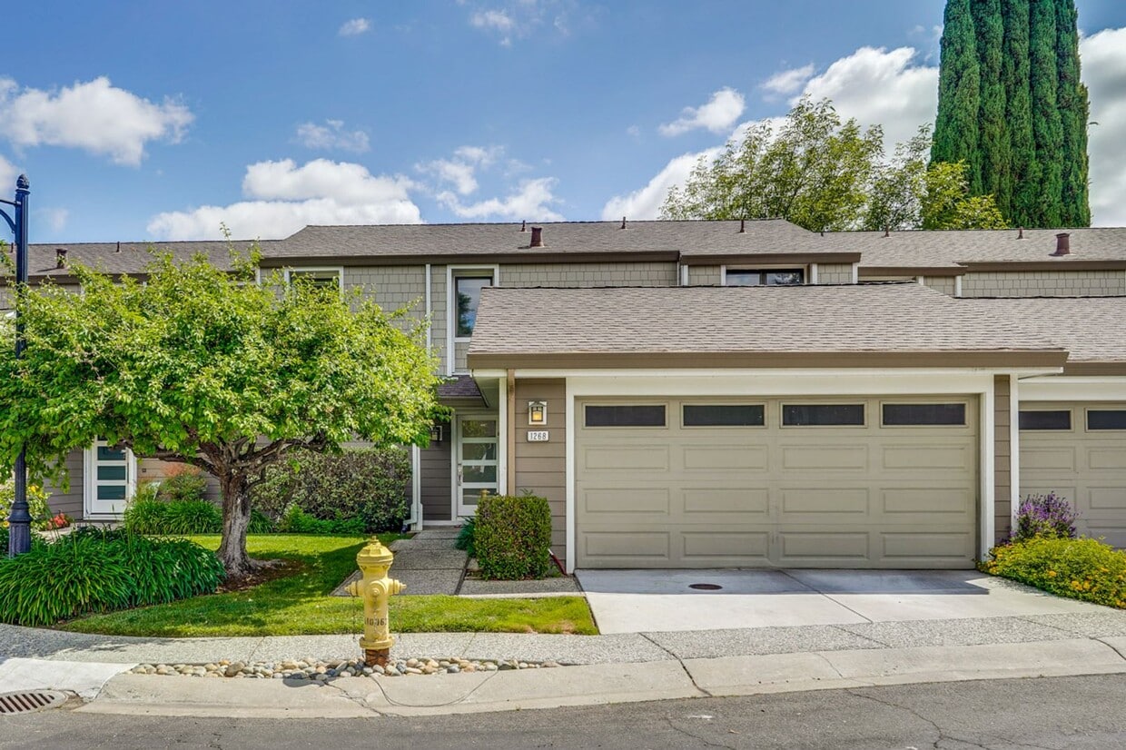 Primary Photo - Large 3 Bed 2.5 Bath Townhome walking dist...