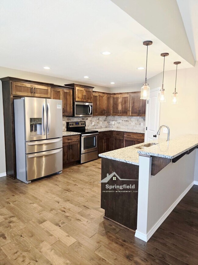 Foto del edificio - Republic -Newer w/ 3 Car Garage - Close To...
