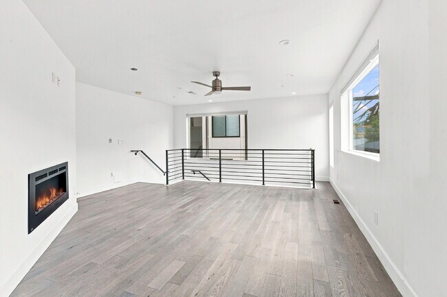 Foto del edificio - $3,640.95 with $300 Off the first month's rent, 2 Bed, 2.5 Bath Townhome in Denver with Rooftop P...