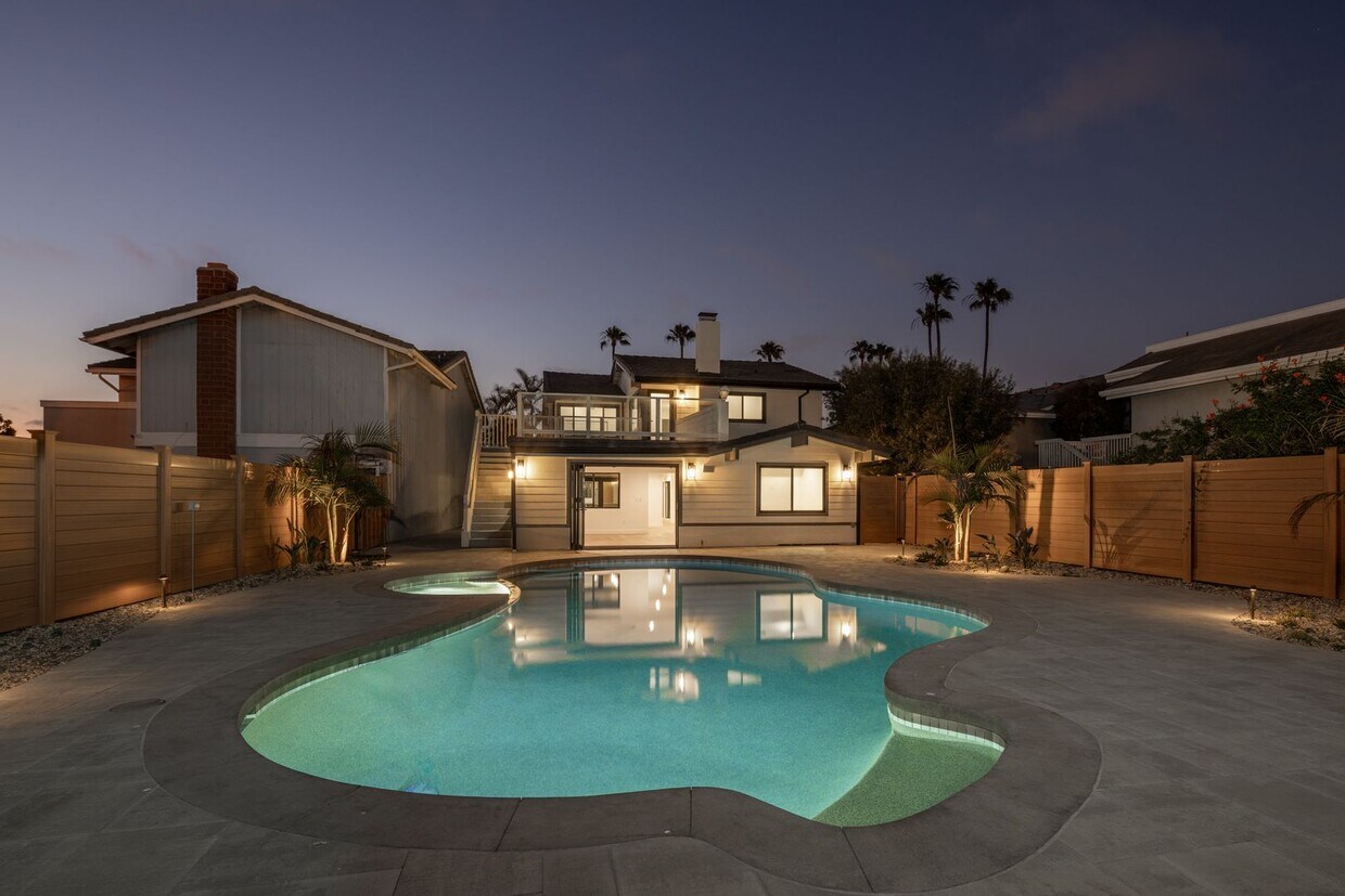 Foto principal - Gorgeous Fully Remodeled 5 Bedroom Home wi...