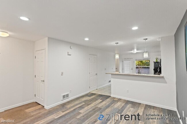Building Photo - 3 br, 2.5 bath Townhome - 2073 East San An...