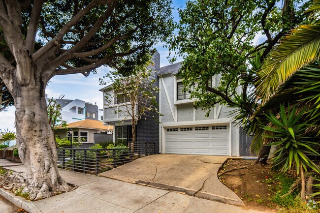 Exterior - 909 Grant St