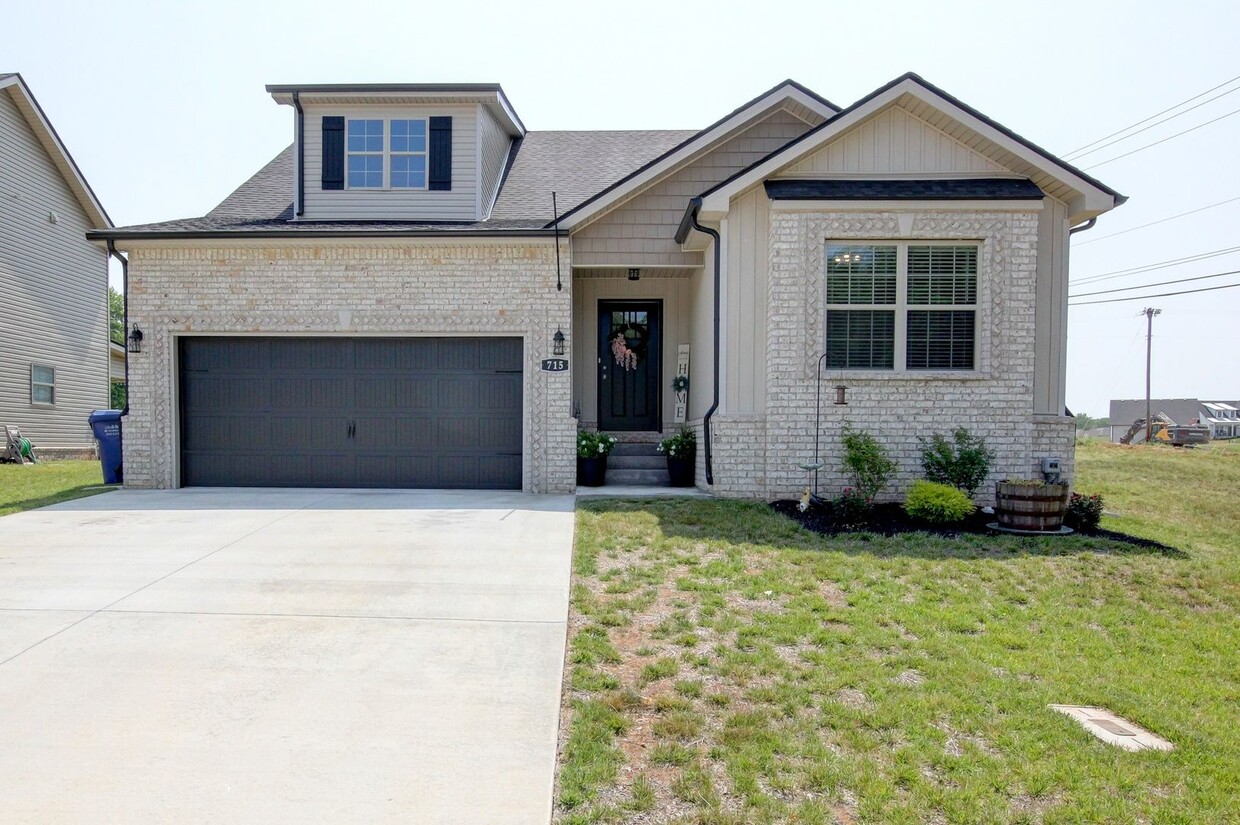 Primary Photo - Lovely Home in Clarksville