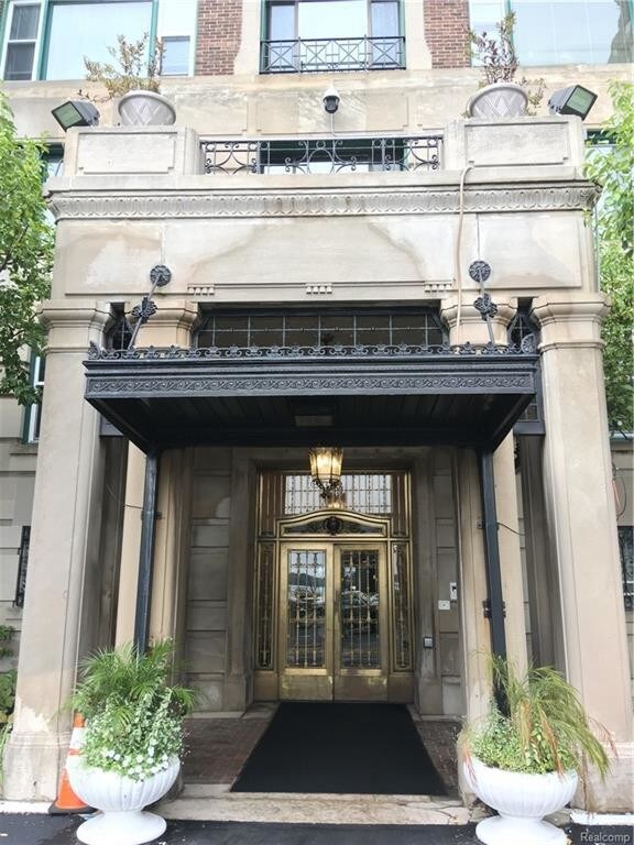 Foto principal - 8120 E Jefferson Ave