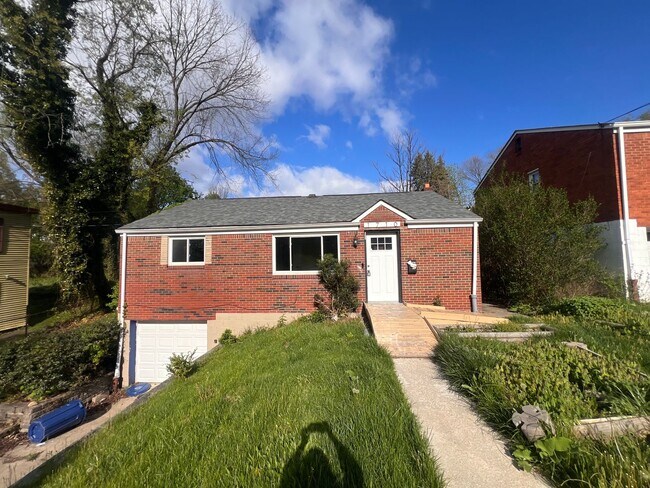 Foto del edificio - Comfortable 3-Bedroom Ranch with Yard, Garage & Bonus Basement Space