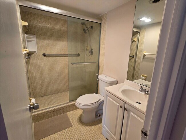 Building Photo - 605 Oaks Dr