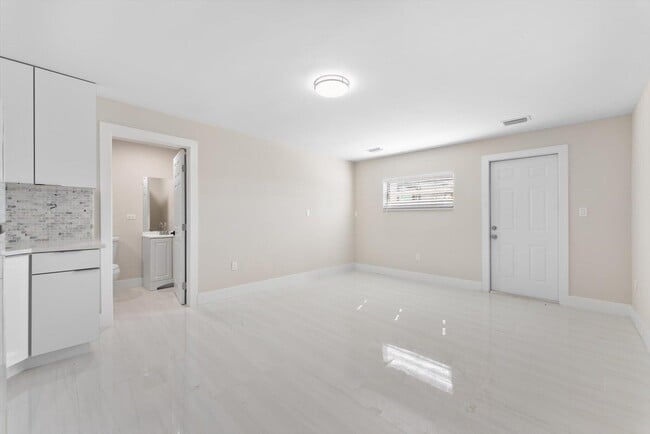 Foto del edificio - 2329 West Dr