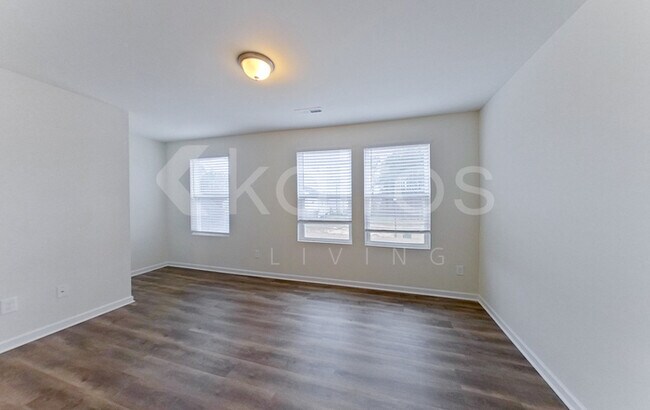 Foto del edificio - 348 Waterfall Rd
