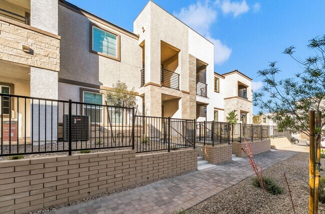 Foto del edificio - Modern Cadence Townhome with Open-Concept Living & Energy-Efficient Features!