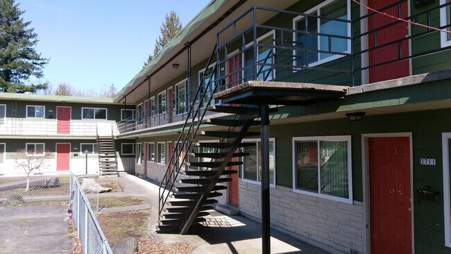 Building Photo - Coming Soon! Upstairs 2 Bedroom 1 Bathroom...