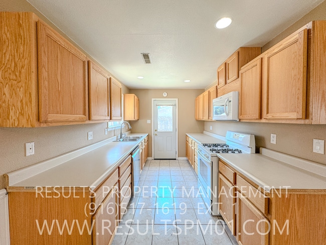 Building Photo - Charming Roseville Corner-Lot Home with RV...