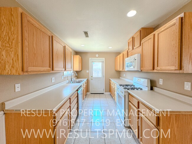 Foto del edificio - Charming Roseville Corner-Lot Home with RV...