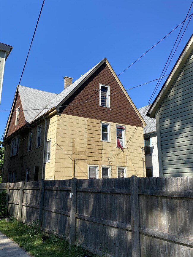 Building Photo - 4148 W Lisbon Ave